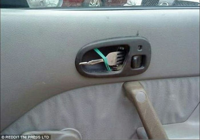 Mengunci mobil menggunakan garpu dan karet