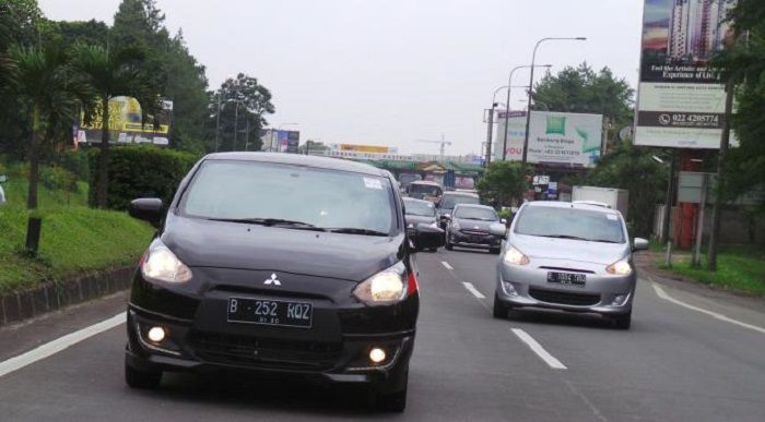 Ilustrasi mobil menyalip