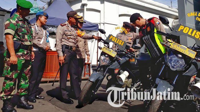Kapolrestabes Surabaya, Kombes Pol Rudi Setiawan mengecek personel pengamanan Operasi Lilin 2017 bersama Danrem Kamis (21/12/2017). 