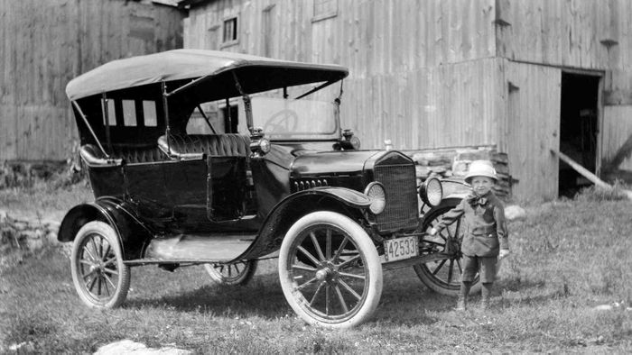 Ford Model T 1908 dengan plat nomor