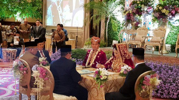 Alexandra Asmasoebrata resmi menikah dengan putra bungsu dari pengusaha M Aksa Mahmud dengan Ramlah Kalla, Muhammad Subhan Aksa.