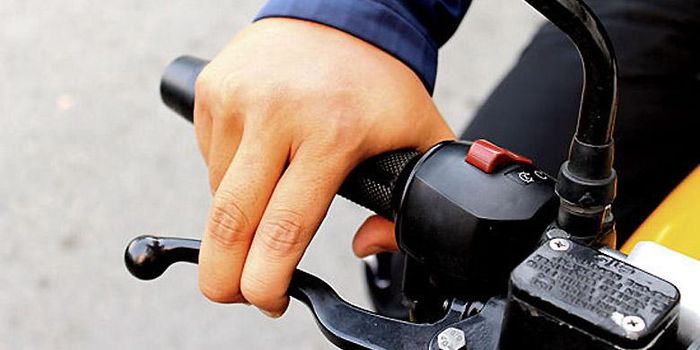 Ilustrasi menggunakan rem depan