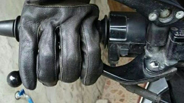 Ilustrasi rem menggunakan 4 jari