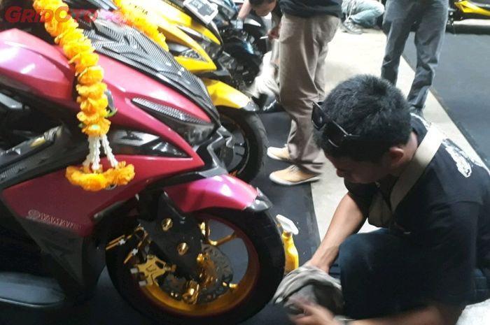 Salah satu peserta Customaxi Makassar pakai 'jimat' di motornya