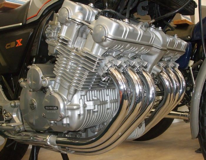 Mesin Honda CBX1000 ini belum pakai radiator, kalau dipakai macet-macetan dijamin mateng deh!