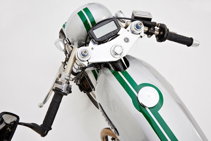 Yamaha XS650 1975 cafe racer dengan rak sepeda gowes milik Tony Pereira, dilansir oleh Bikeexif.com