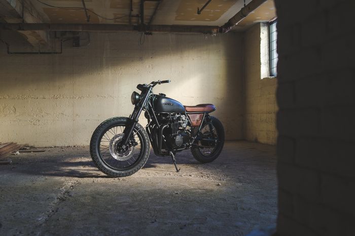 Honda CB550 1975 custom cafe tracker milik Grant Harvey yang digarap oleh Federal Moto, dilansir oleh Bikeexif.com
