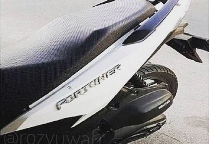 Honda Vario dengan emblem Fortuner