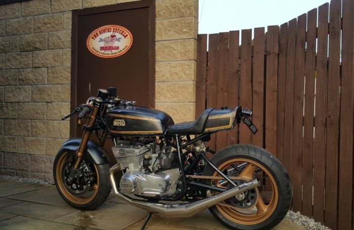 Suzuki GT550 custom cafe racer milik Ewen Macdonald, dilansir oleh Bikebound.com