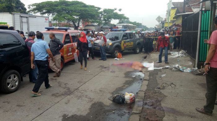 Suasana di lokasi temuan korban pembunuhan di pinggir jalan di wilayah Dusun Warung Cina, Desa Mangun Arga, Kecamatan Cimanggung, Kabupaten Sumedang, Kamis (4/1/2018). 