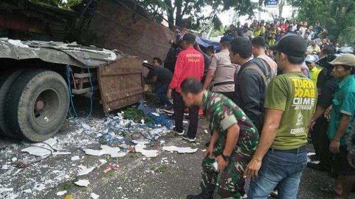 Truk tonton seruduk warung es dan 4 kendaraan lain di Semarang, Rabu (10/01/2018)