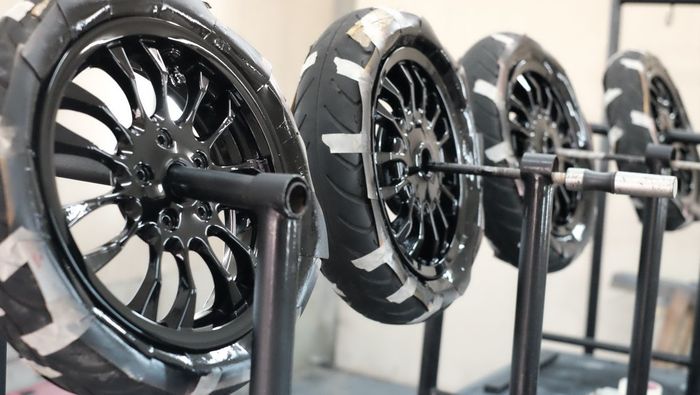 Proses pengecatan oleh Vespa Garage