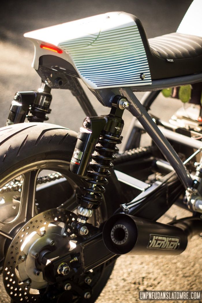 Kawasaki Z1000 custom cafe racer dari  Sur Les Chapeaux De Roues, dilansir oleh Unpneudanslatombe.com