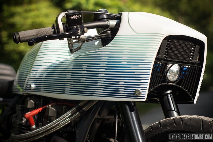 Kawasaki Z1000 custom cafe racer dari  Sur Les Chapeaux De Roues, dilansir oleh Unpneudanslatombe.com
