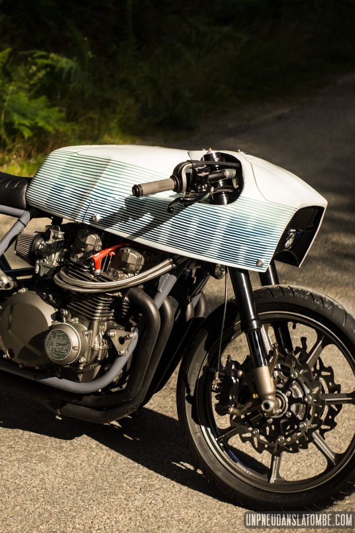 Kawasaki Z1000 custom cafe racer dari  Sur Les Chapeaux De Roues, dilansir oleh Unpneudanslatombe.com