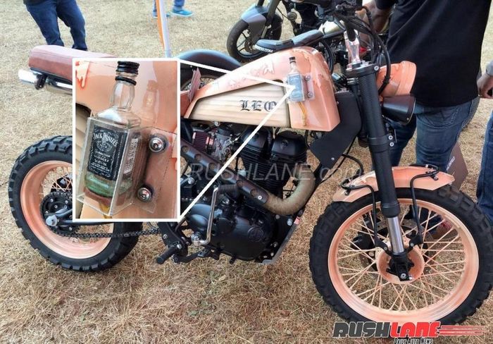 Royal Enfield Bullet 350 modifikasi indikator bensin dengan botol miras, dilansir oleh Rushlane.com