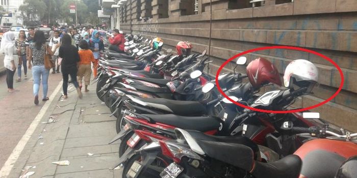 Kebiasaan masayarakat Indonesia yang meletakkan helm di spion