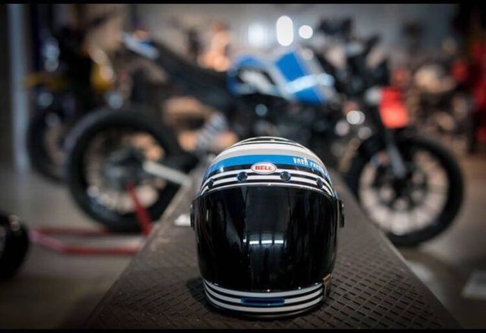 Tampilan helm Bell Bullit X Barn Fresh Hey Ho Special Edition