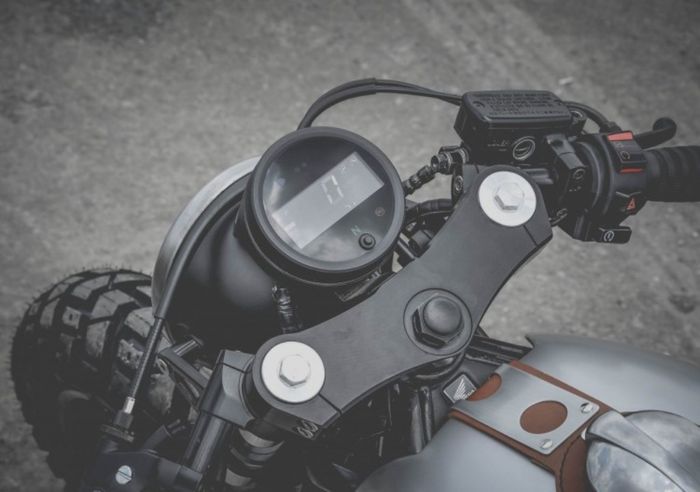 Panel instrumen pada Honda Rebel 300 custom cafe racer dari Zeus Custom