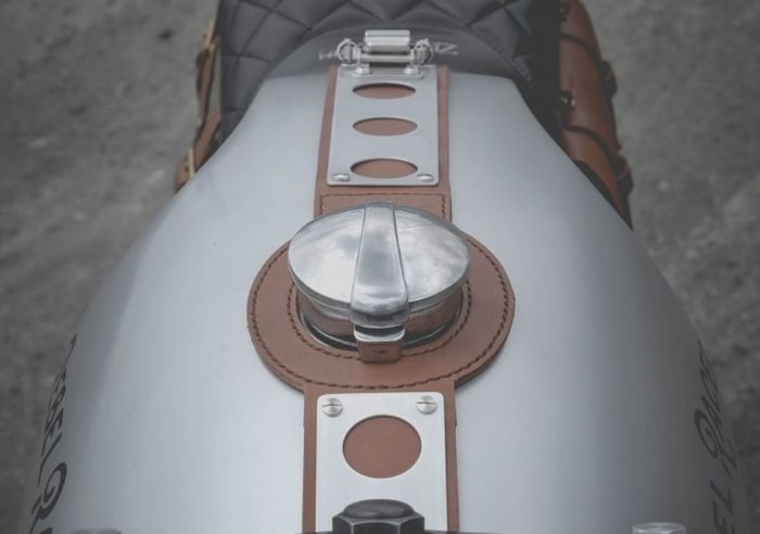 Sabuk kulit dan gas cap Monza pada Honda Rebel 300 custom cafe racer dari Zeus Custom