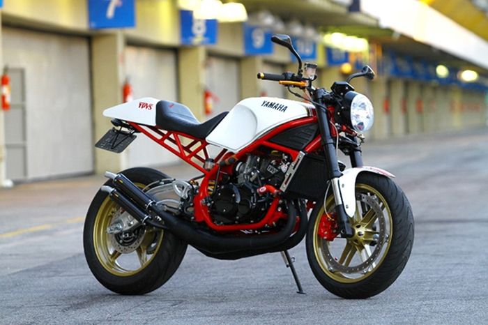 Yamaha RD350 LC custom dari Motorscompany