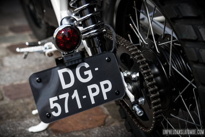 letak stoplamp dan pelat nomor pada Suzuki GN125 custom street tracker dari Kamaji