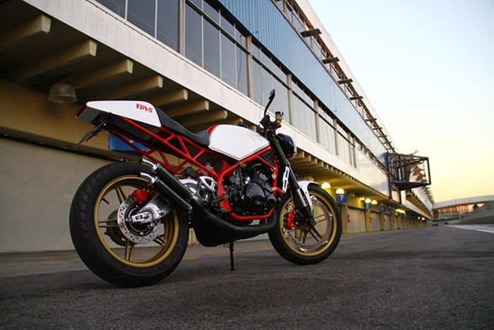 Yamaha RD350 LC custom dari Motorscompany