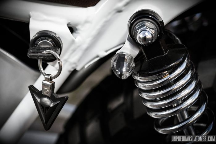 Posisi lampu sein dan kunci kontak pada Suzuki GN125 custom street tracker dari Kamaji