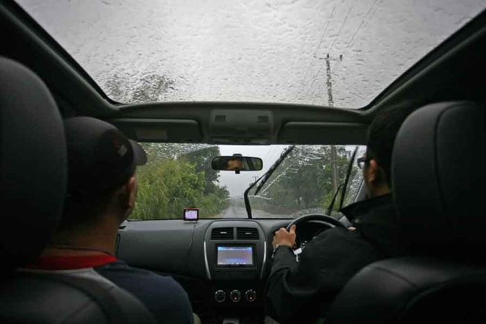 Kebersihan kaca penting agar tidak menghalangi pandangan