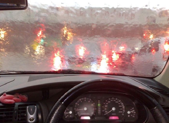 Kaca berembun saat hujan