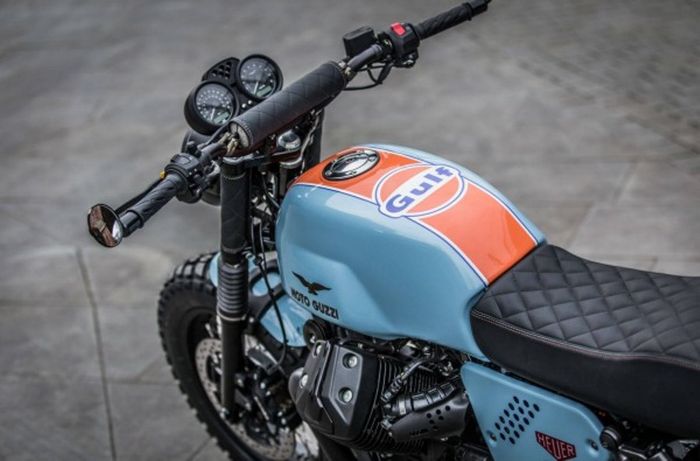 Moto Guzzi V7 II Racer ber-livery Gulf Racing bikinan dari Moto Strada