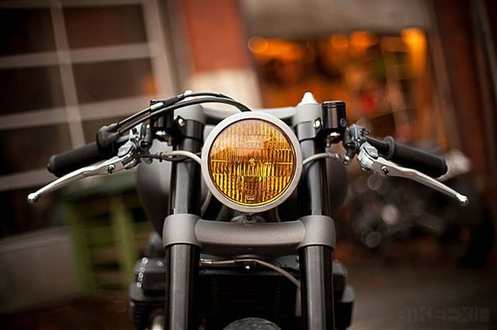 Tampilan panel depan pada Yamaha XJR1300 custom cafe racer dari Wreenchmonkees