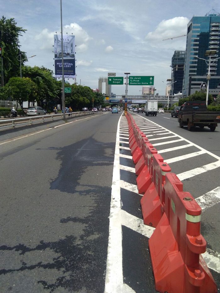 Jasa Marga memasang plastic barrier