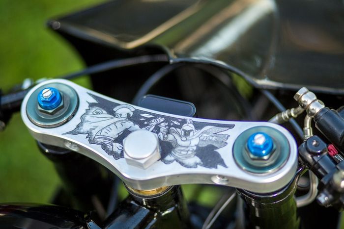 Grafir komik pada Honda CB750L custom cafe racer dari Ben Davis (Legion Cycle Works)