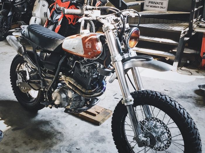 Yamaha XT600 custom vintage enduro dari TNT Custom