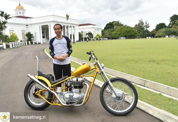 Presiden Jokowi bersama motor barunya