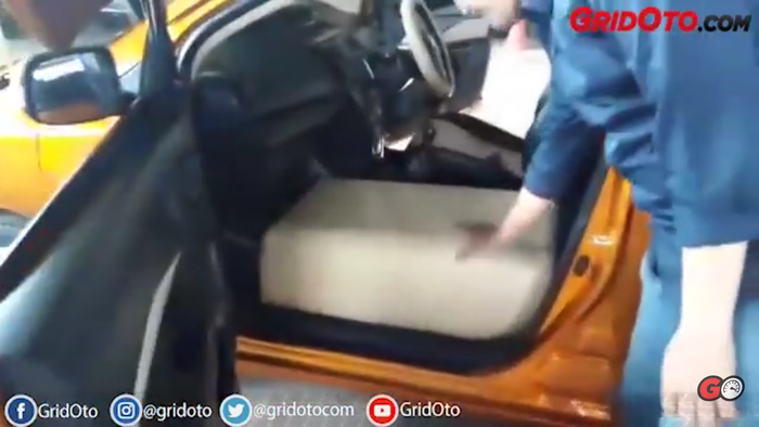 posisi tangki bensin pada Toyota Vios bermuka dua berada di sebelah jok