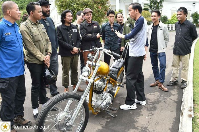 Semua yang mengantar motor ini juga tampil casual tanpa harus mengenakan pakaian resmi khas protokol