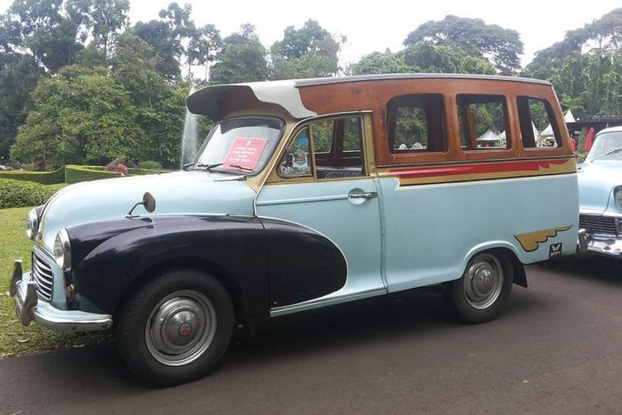 Morris Minor Traveler 100 milik salah seorang anggota Perhimpunan Penggemar Mobil Kuno Indonesia (PPMKI) yang ikut serta dalam konvoi ke Bogor, Minggu (21/1/2018). 