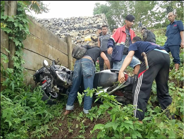 Evakuasi beberapa motor yang jatuh ke jurang Ciletuh Geopark, Sukabumi, Jawa Barat.