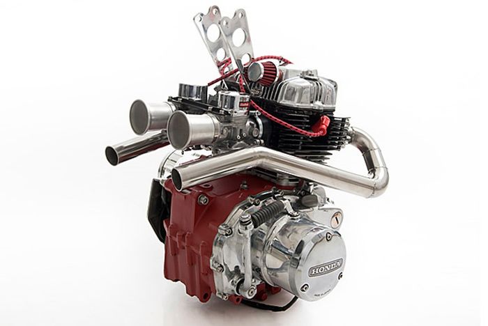 Tampilan mesin pada Honda CBN400 custom cafe racer dari Ed Turner Motorcycles
