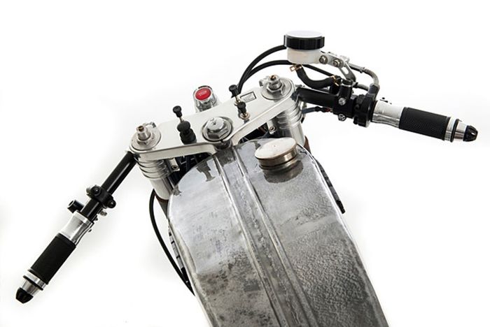 Tampilan panel depan pada Honda CBN400 custom cafe racer dari Ed Turner Motorcycles