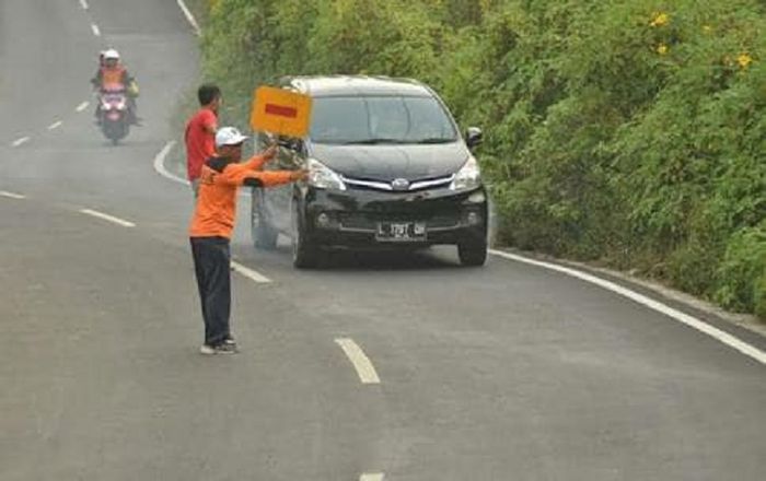 Sebuah mobil yang melaju di jalur Cangar
