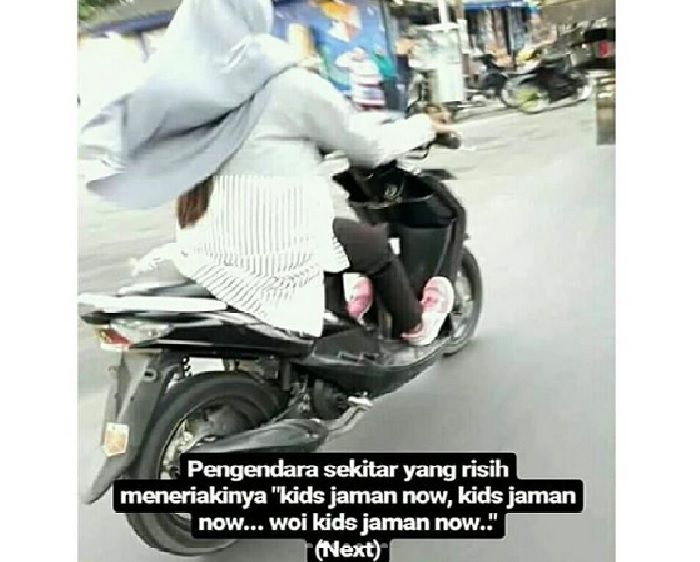 Gaya kids zaman now naik matik tanpa helm