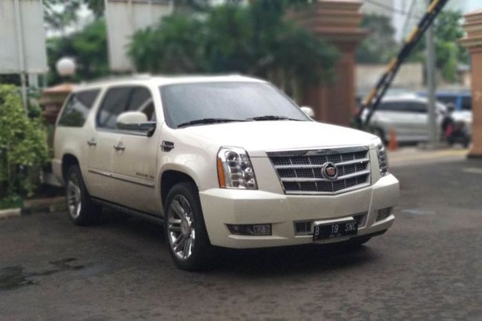 Mobil Cadillac Escalade ESV yang digunakan saat menyeret polisi jalur transjakarta di Utan Kayu, Mat