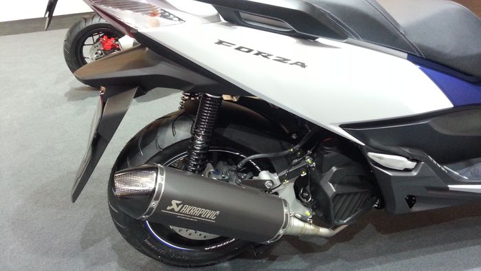 Versi modifnya dengan knalpor Akrapovic
