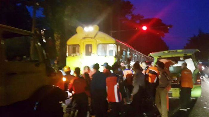 Petugas SAR, Damkar Solo, Dishub Solo mengevakuasi mobil pascakecelakaan 