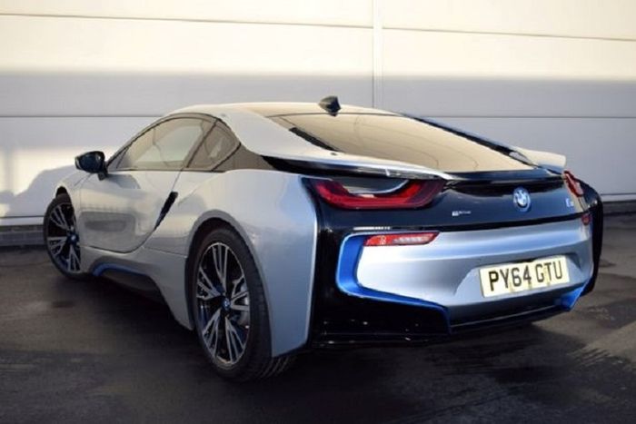 Penampakan belakang BMW i8