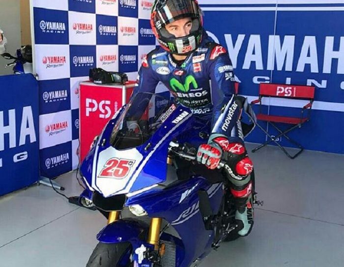 Maverick Vinales Menunggangi Yamaha R1