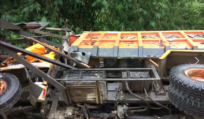 Kondisi truk yang terguling setelah menabrak warung makan
